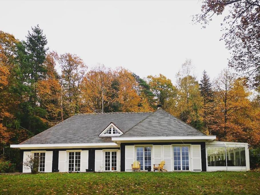 Maison Canadienne Dans La Foret